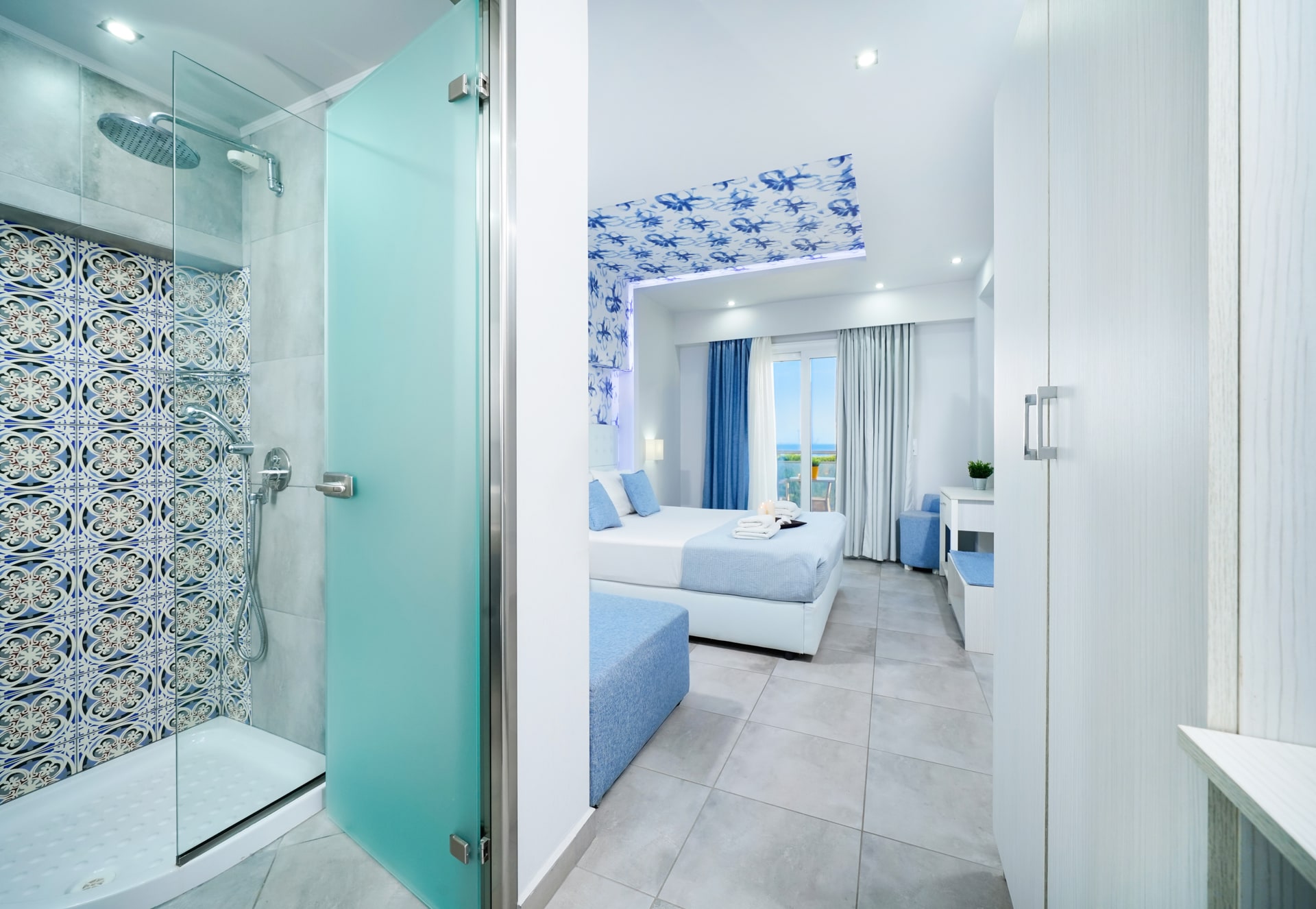 Triple room pool view