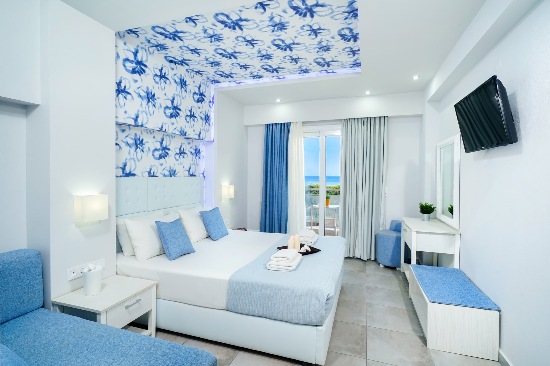 Triple room pool view