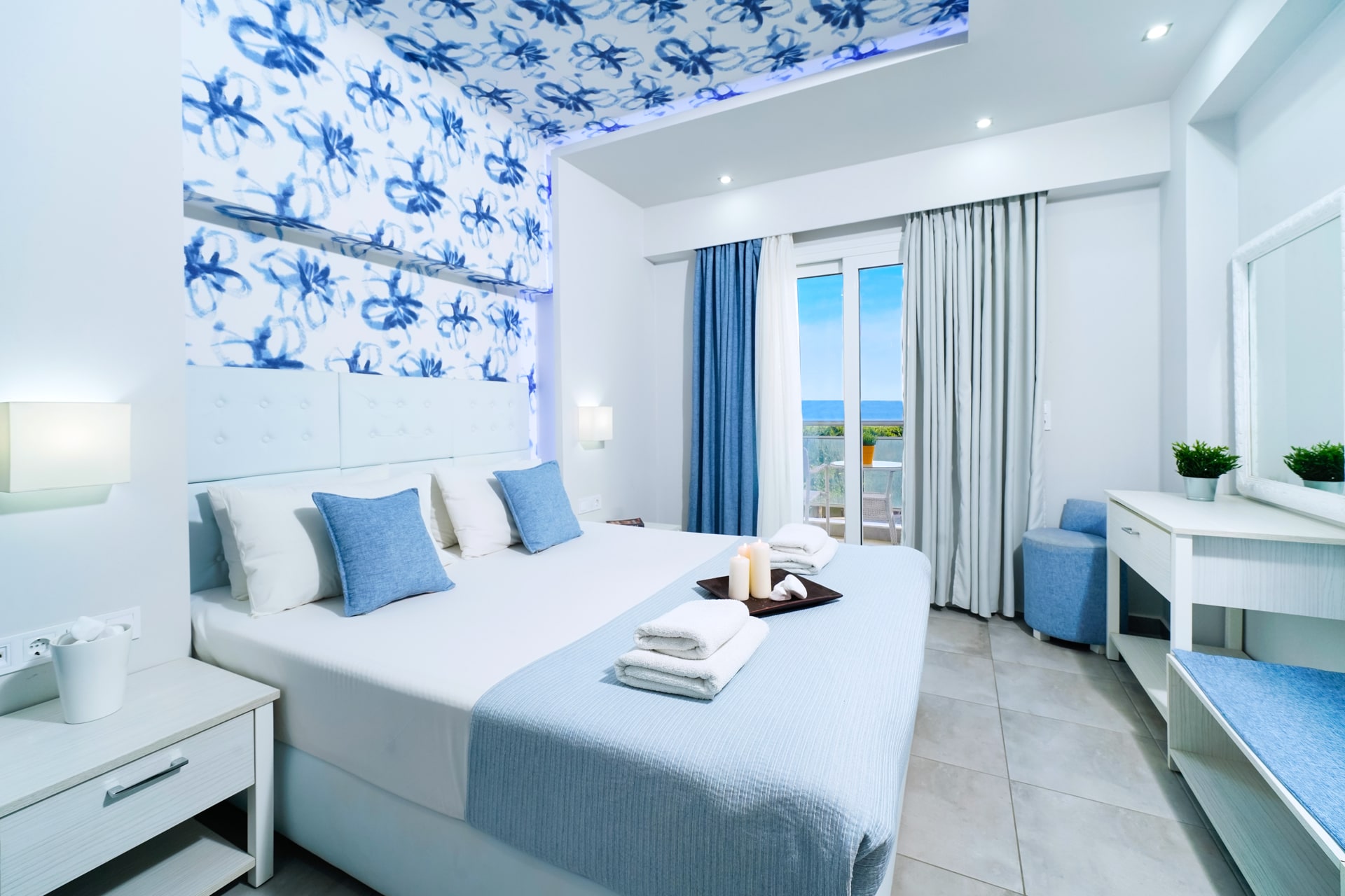 Triple room pool view