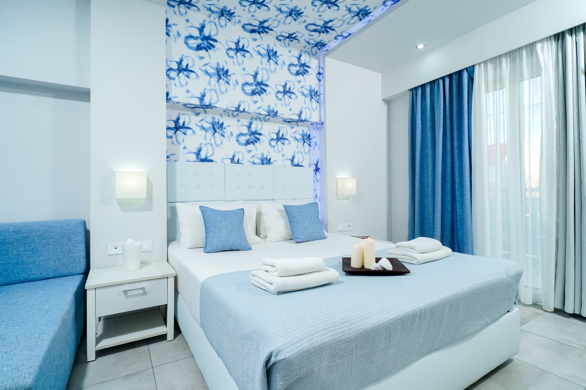 Triple room pool view