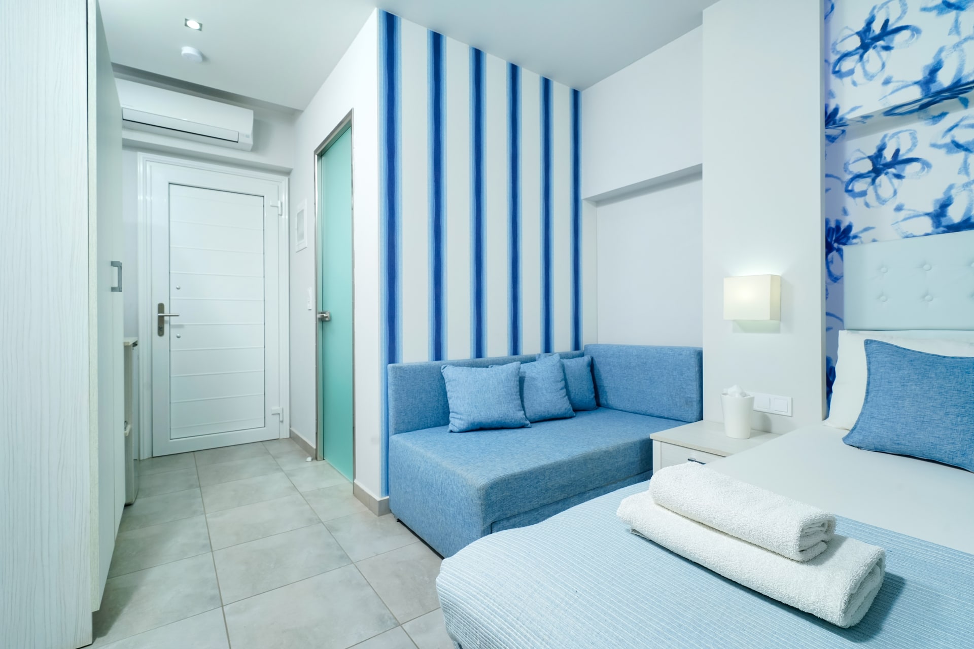 Triple room pool view