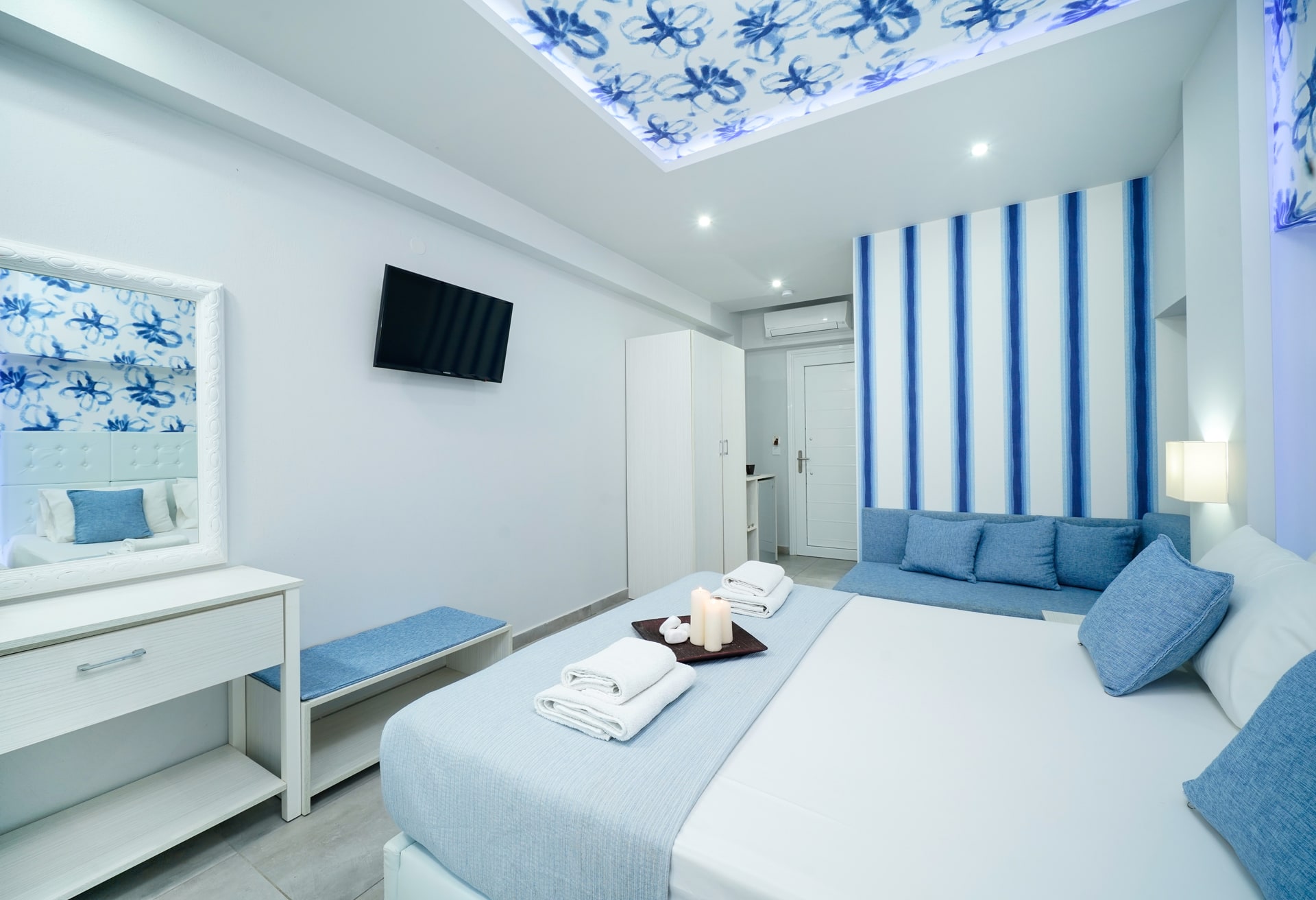 Triple room pool view